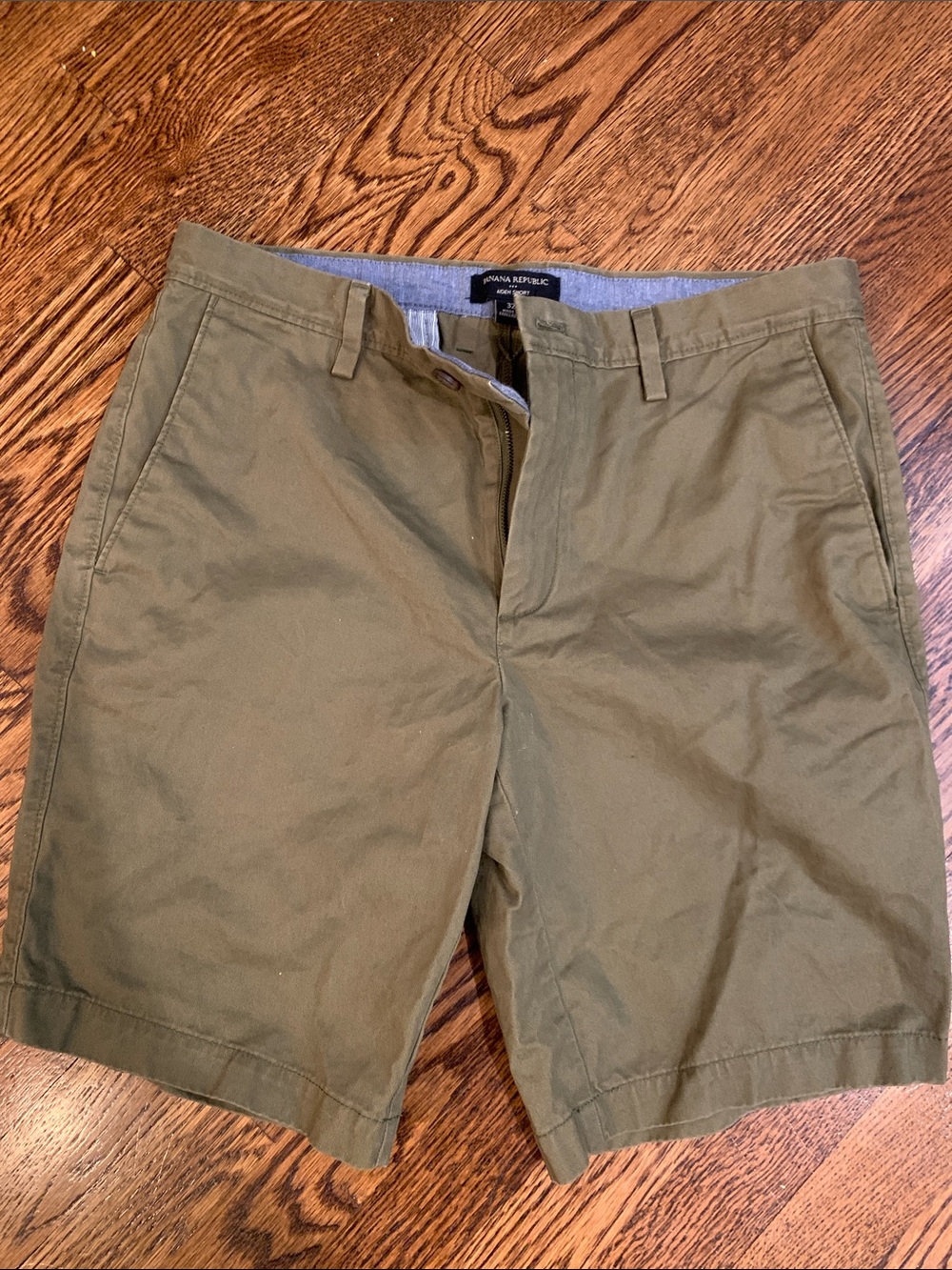 Banana Republic Olive Green Flat-Front Men's Chino Shorts - Size 32, 9.5” inseam